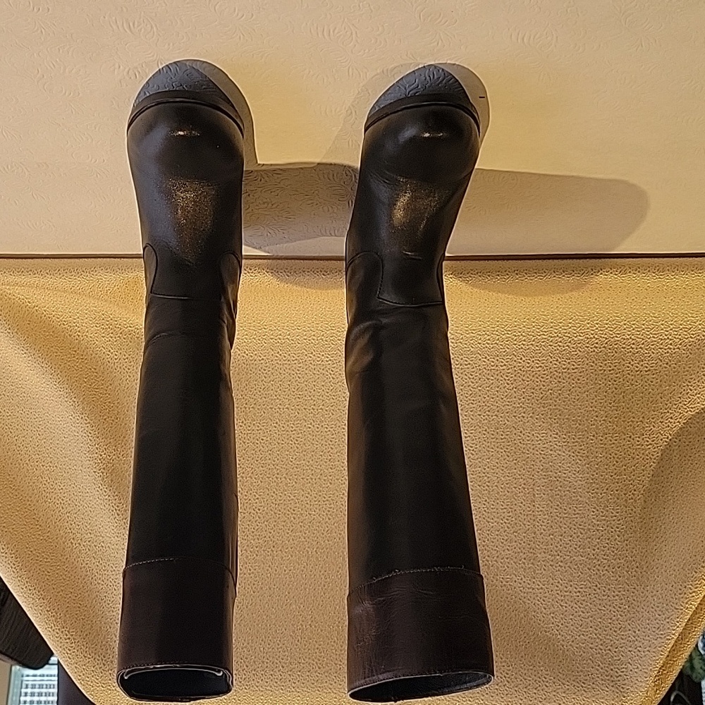 Ariat 2 tone boots, size 6. Real leather